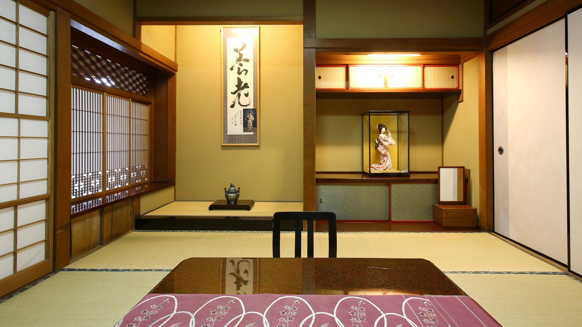 【瑠璃】木曽川を望む、檜造りの和室。素朴で静かな佇まいの中に、歴史と和の風情が漂います。