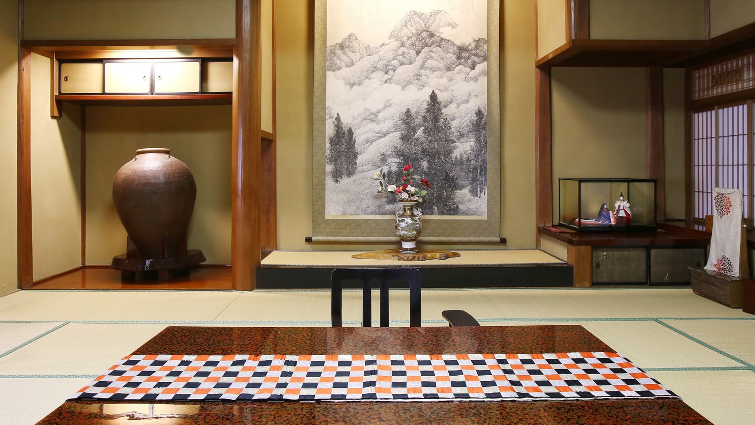 【翠玉】木曽川を望む、総檜造りの特別室。素朴で静かな佇まいの中に、歴史と和の風格が漂います。