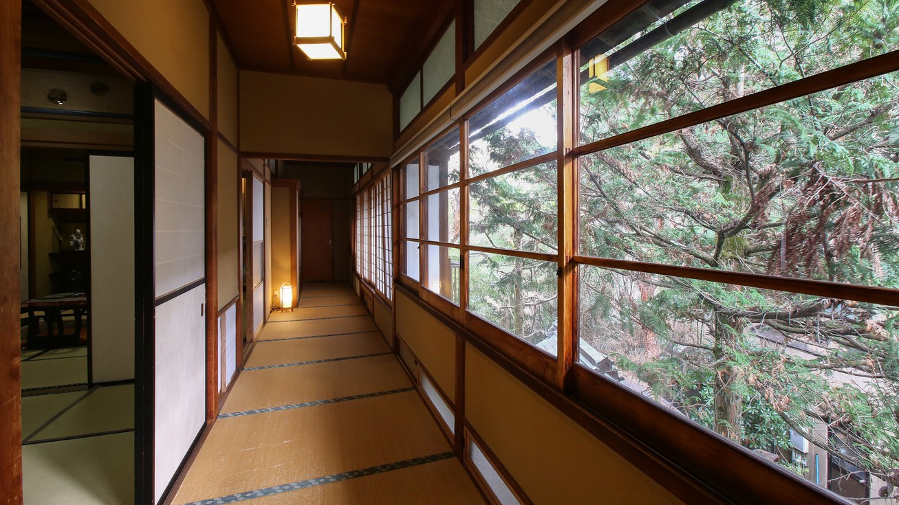 【琥珀】木曽川を望む、総檜造りの特別室。入口より望む中庭。