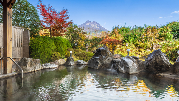 ゆふの湯由布岳の頂きと色付く紅葉