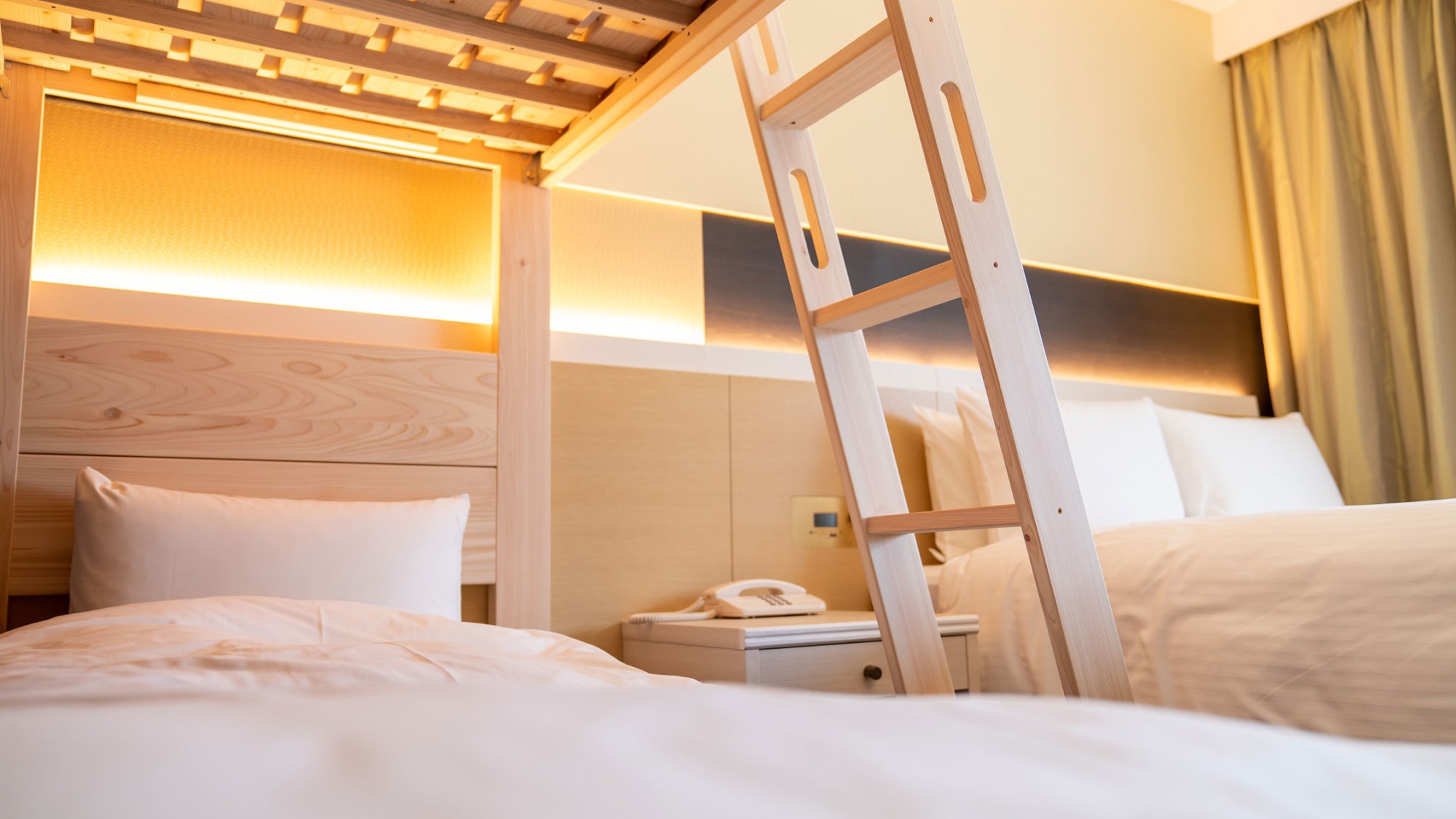 【ファミリールーム】檜で作られた2段ベッドは180センチ×;90センチとお子さまにぴったりです