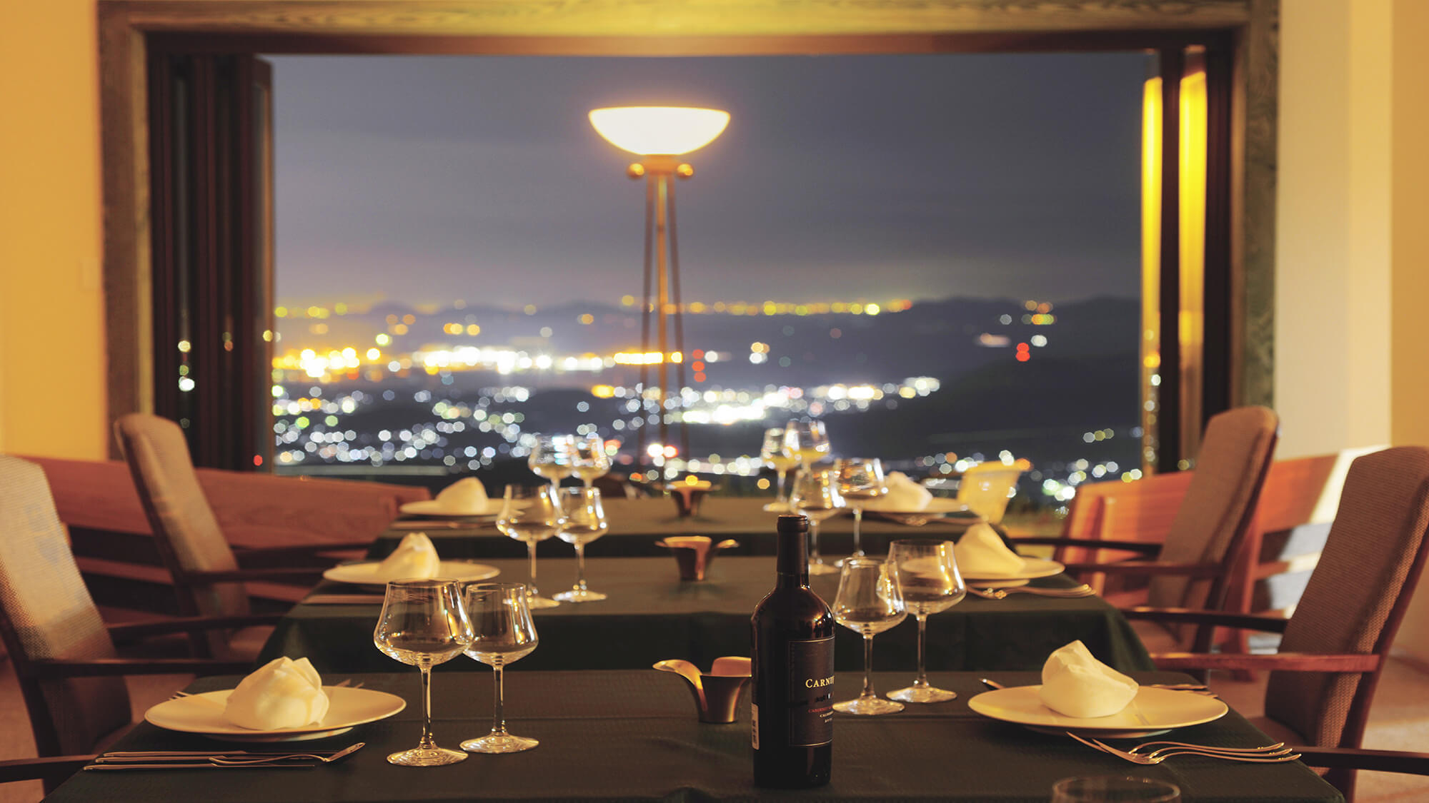 ・夜景の美しいレストランでお食事をお楽しみください