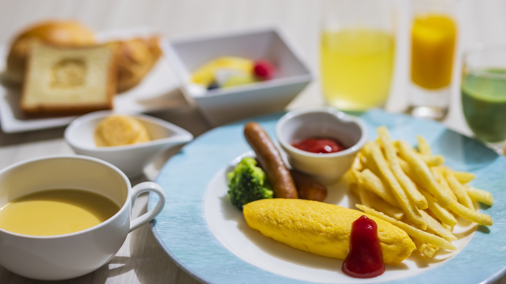 【キッズ朝食】フライドポテトやソーセージ、フレッシュジュースなど