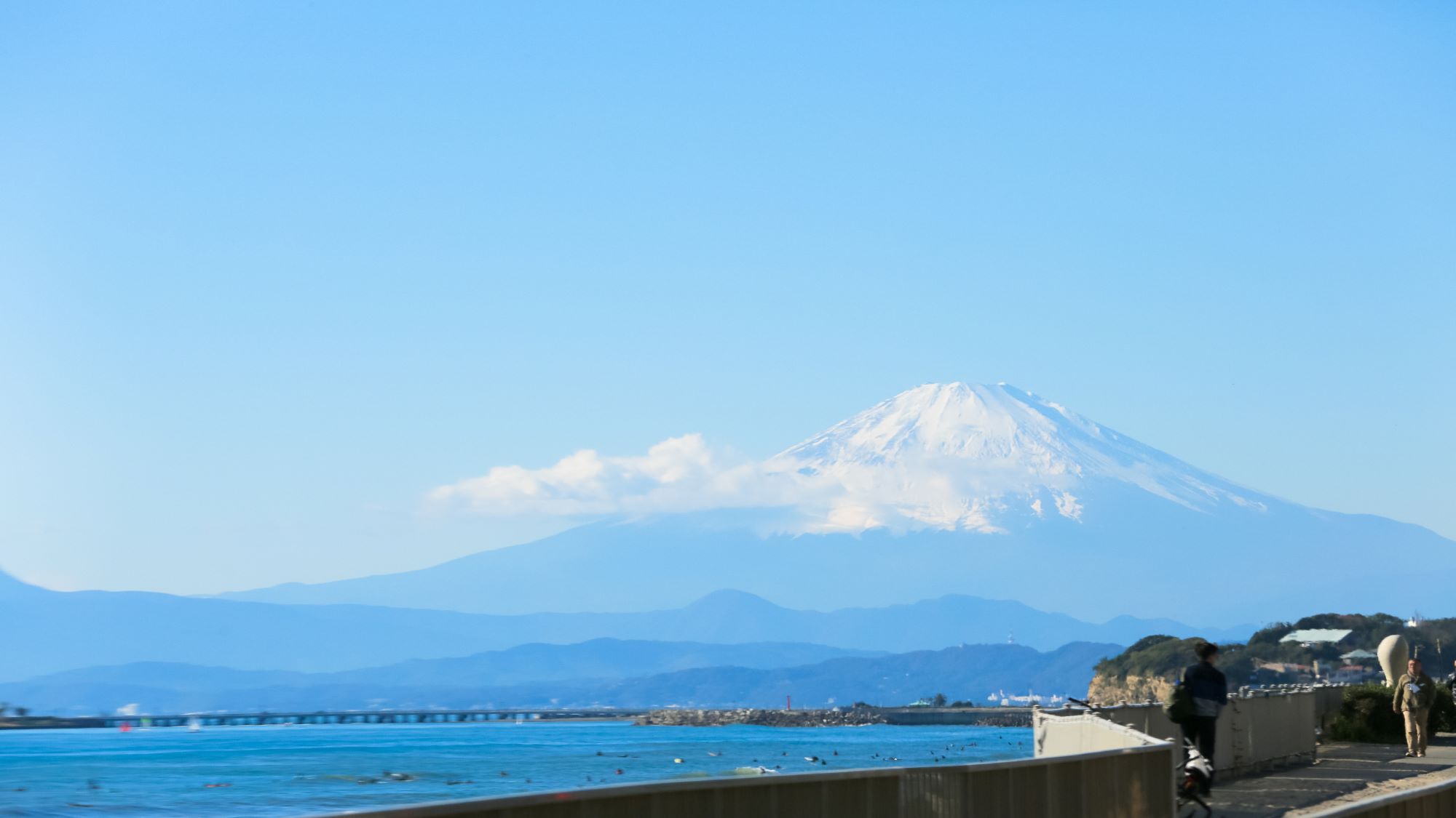 七里ヶ浜から望む海と富士山を見ることができます。