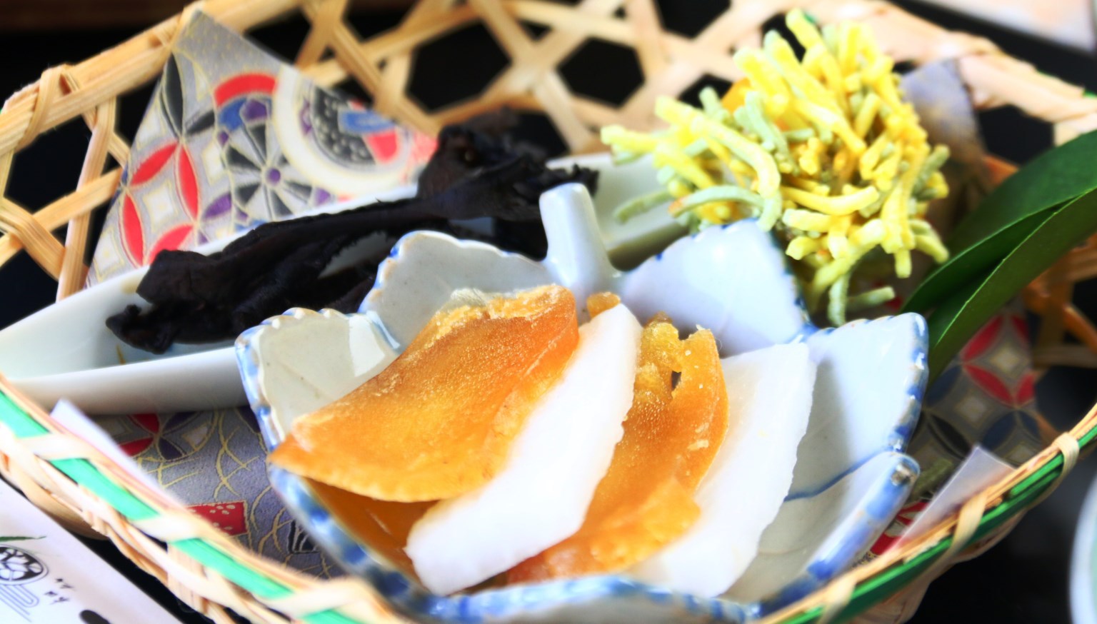 【きのこ料理】前菜-香茸、カラスミ、栗の毬上げ