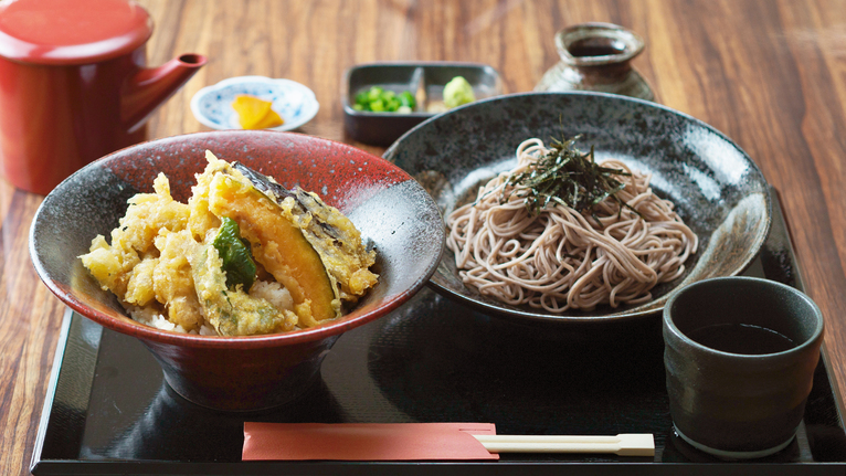 【レストラン‐のびる家】ボリュームたっぷり♪「海苔そば」＋「牡蠣天丼」セット
