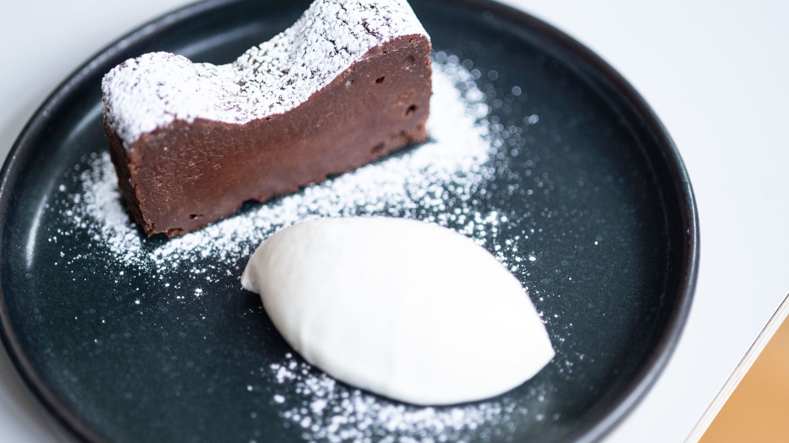 【BANKERS STREET CAFE】自家製スイーツが楽しめるおしゃれな空間。