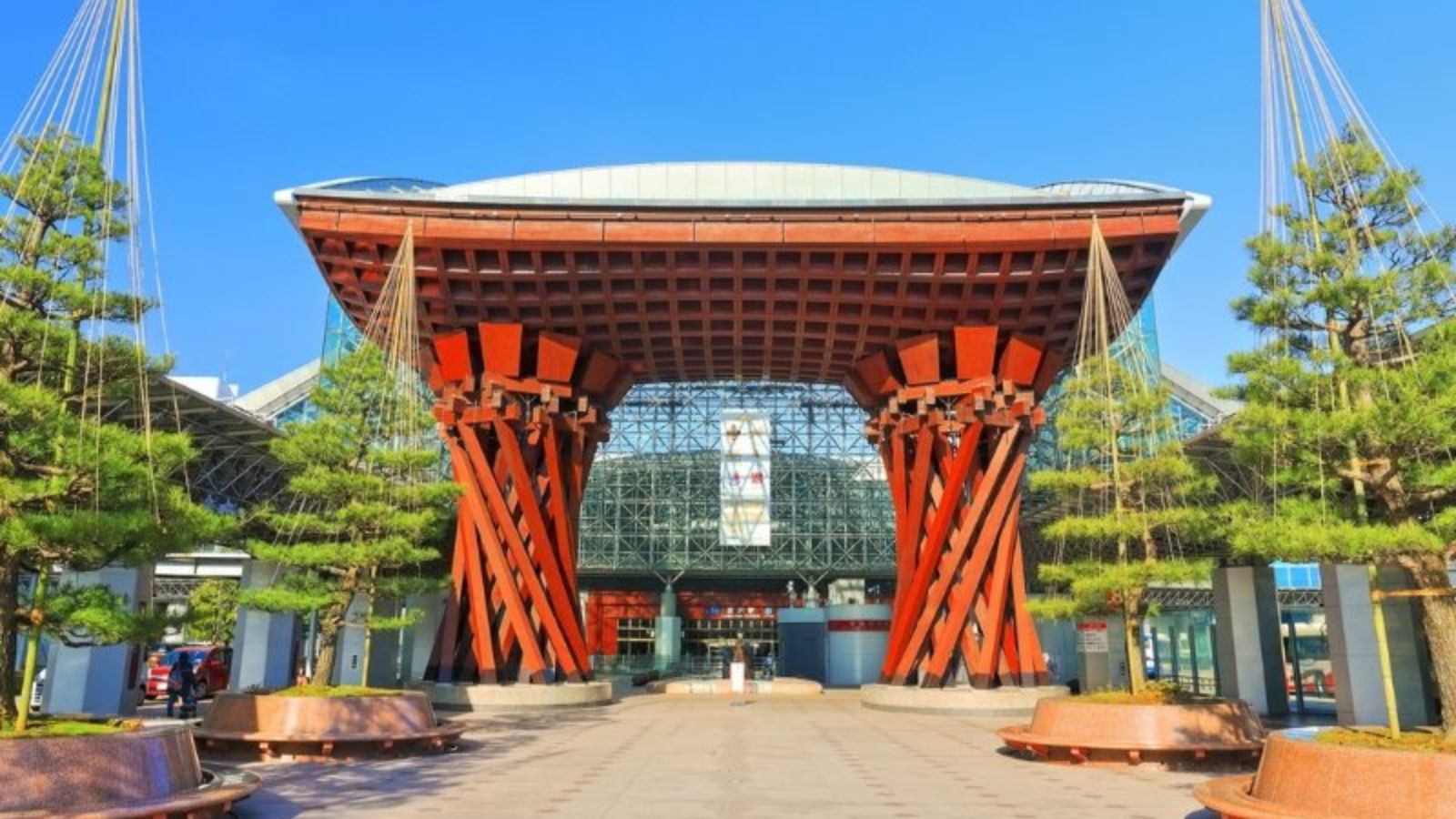 【鼓門】金沢駅前にそびえ立つ象徴的な和のデザイン門。