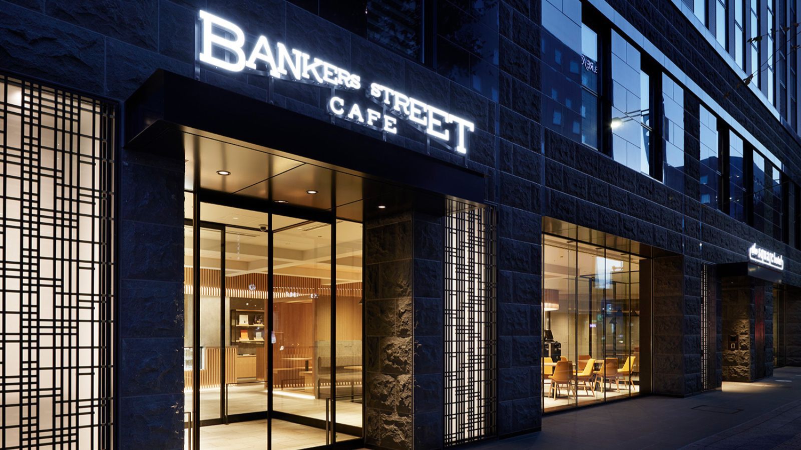 【外観】夜空に映える上品な光が、金沢の情緒を引き立てる。