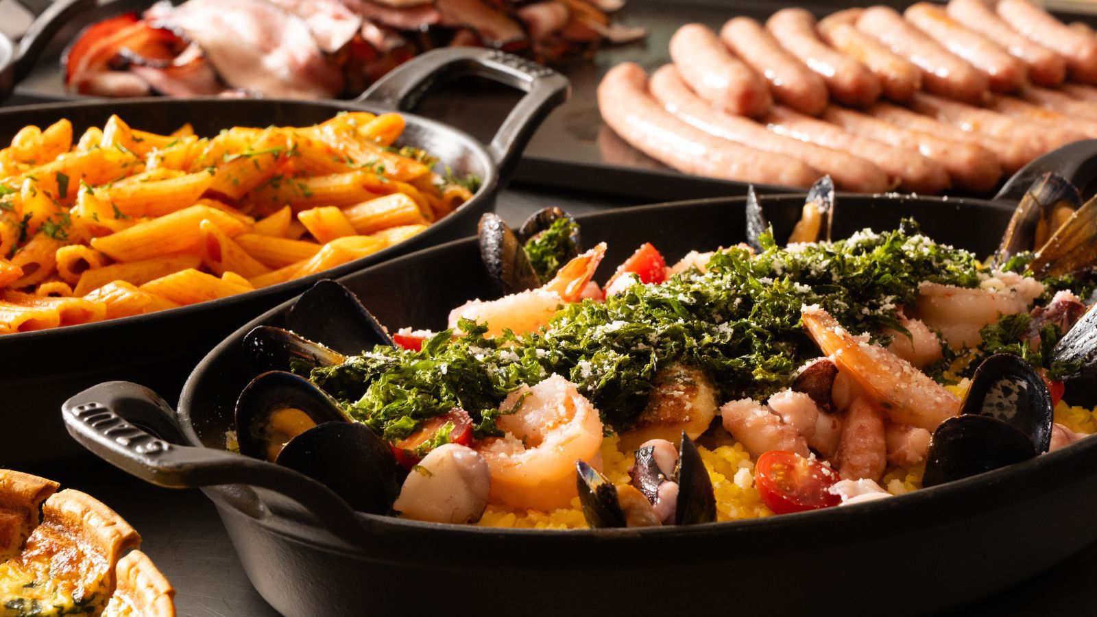 【朝食ビュッフェ】お肉やお魚も楽しめる、充実の朝食メニュー。