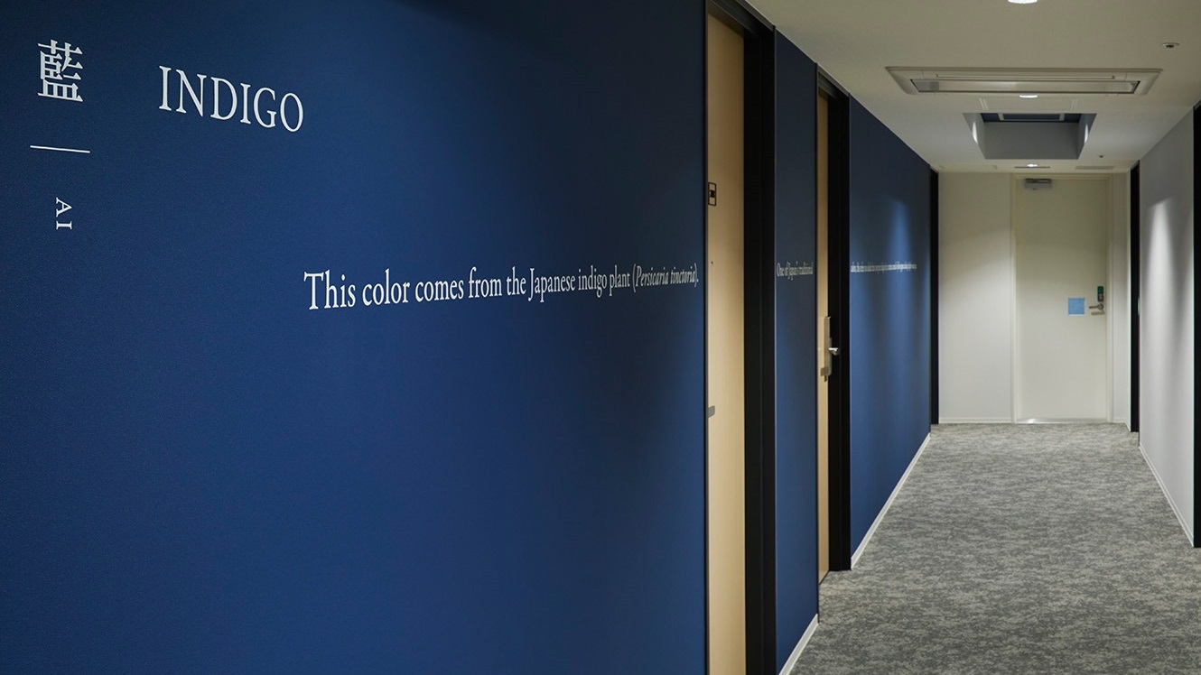 【客室廊下】“;加賀五彩”;とよばれる5色のカラーリングをそれぞれの客室に配し、視覚的表現を演出