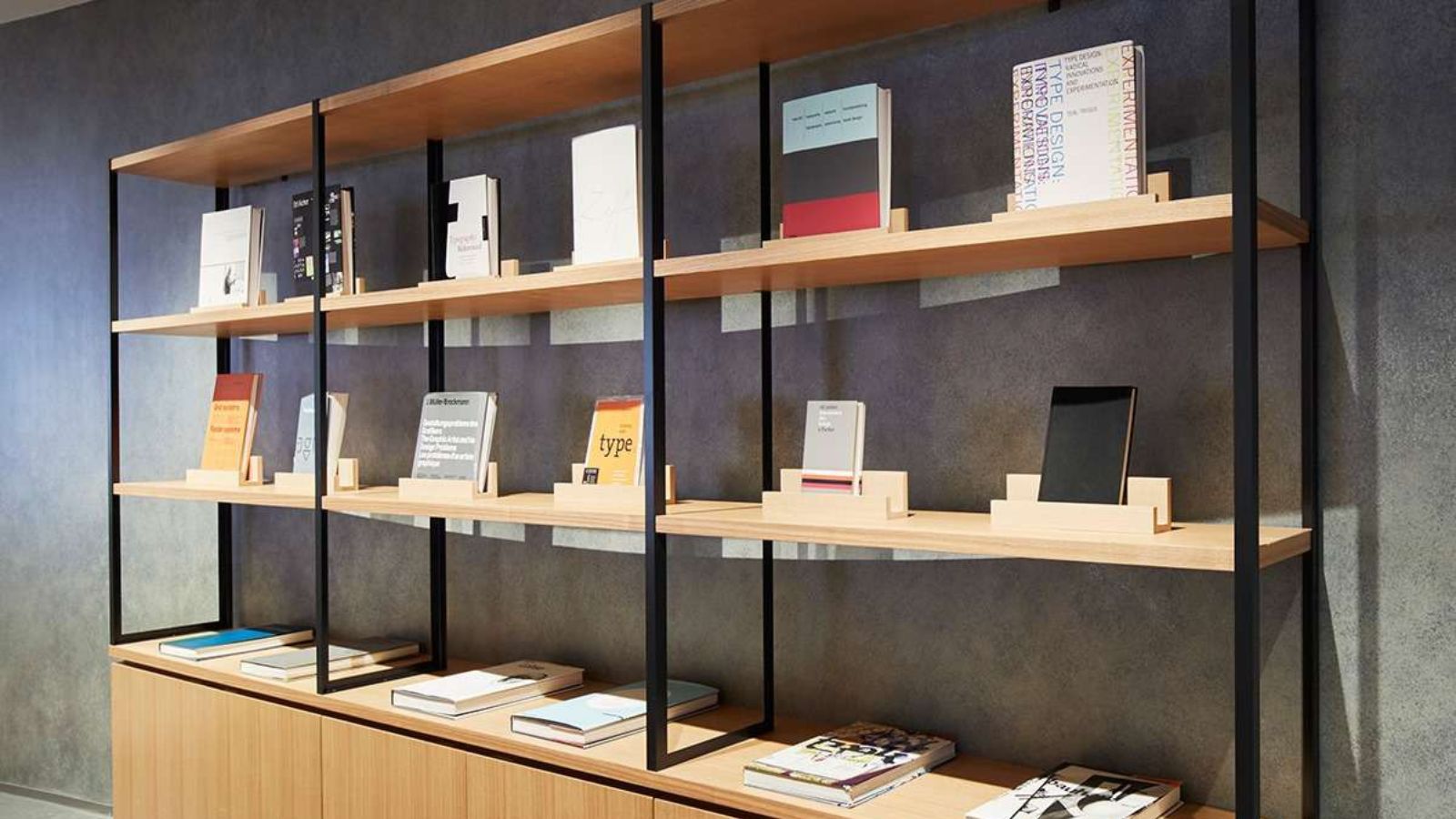 【内観】洗練されたデザインと落ち着いた雰囲気の館内。