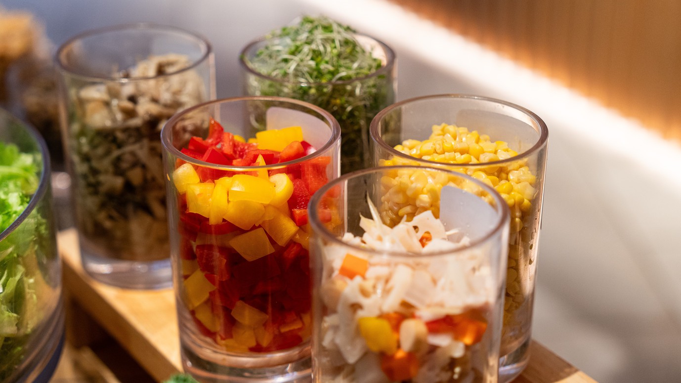 【朝食ビュッフェ】金沢美人レンコンのサラダ、キノコマリネなどサラダの種類も豊富