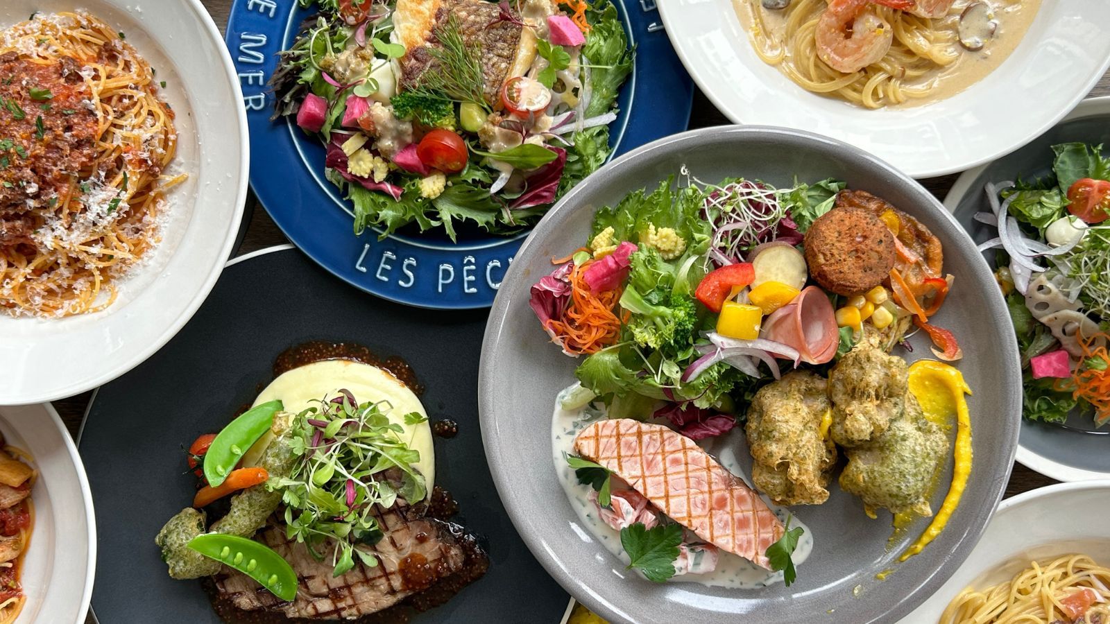 【BANKERS STREET CAFE】併設のカフェで朝食を。ランチメニューも好評です。