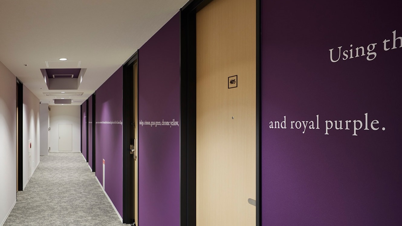 【客室入口】“;加賀五彩”;とよばれる5色のカラーリングをそれぞれの客室に配し、視覚的表現を演出