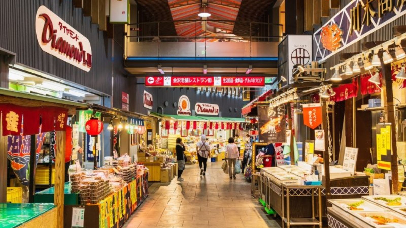 【近江町市場】加賀野菜や海の幸が揃う。食べ歩きにも最適。