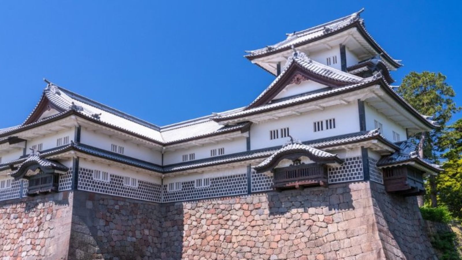 【金沢城】歴史を感じる金沢城。壮大な石垣が魅力。