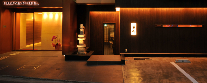 夕方よりライトアップしている外観