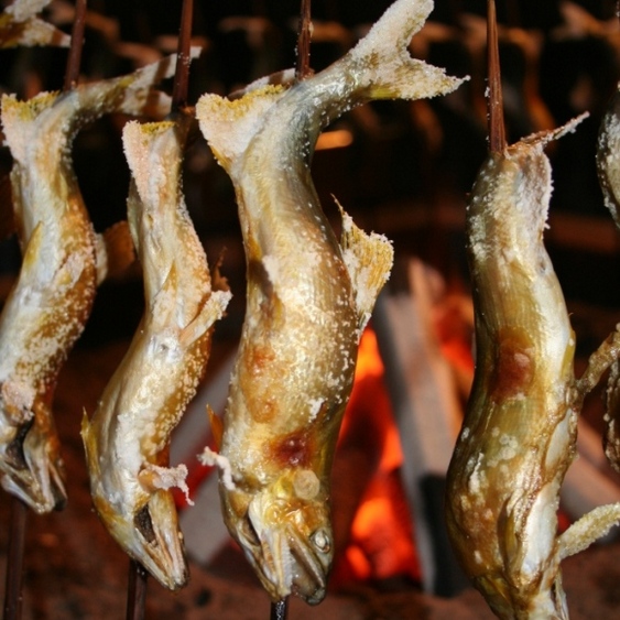 鮎の塩焼き夏季限定の鮎の塩焼き（当館の特注、炉端で炭火焼中！）