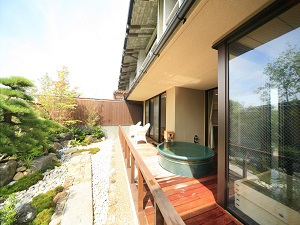 風の棟１階【露天風呂付き】特別和洋室の庭園&露天風呂
