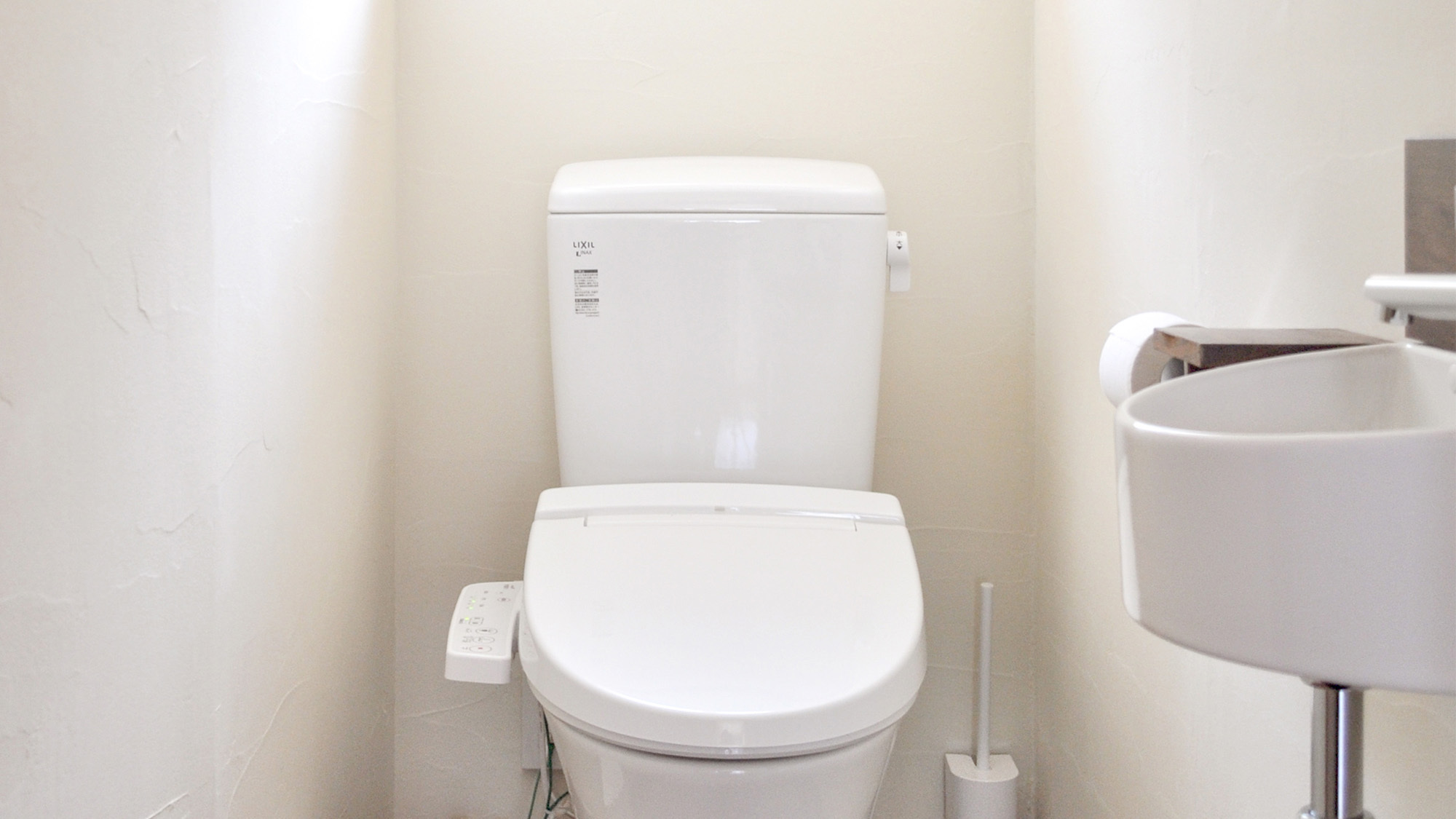 ・白を基調とした共用トイレは常に清潔に保っています