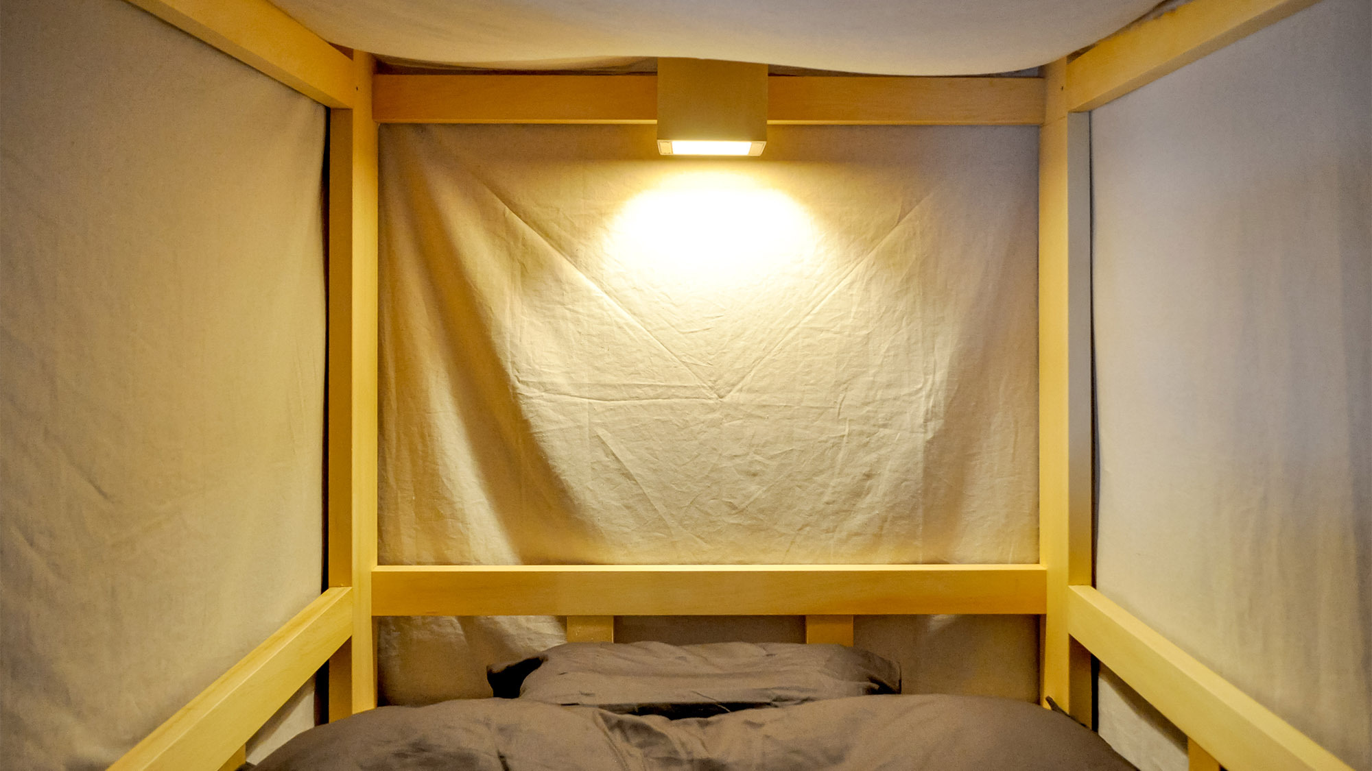 ・ベッドはカーテンで仕切られているのでプライバシーは守られます