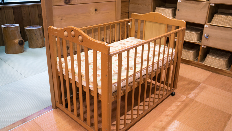 脱衣場のベビーベッド  