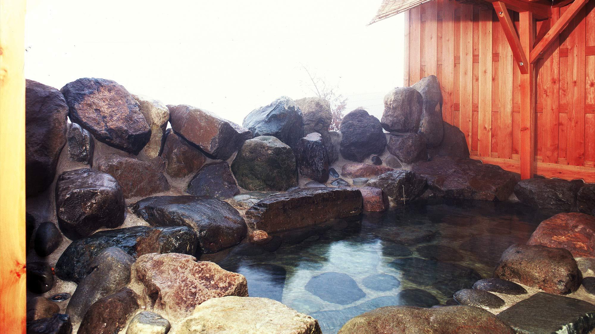 ・自慢の天然温泉の露天風呂
