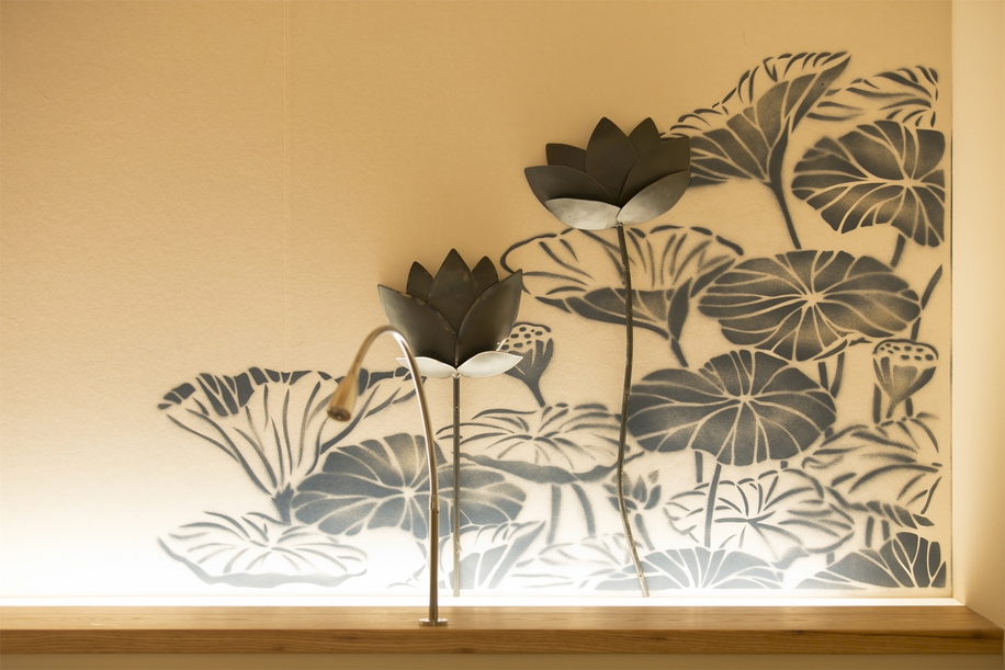 ツインルーム庭付き / 型紙を使った絵と鉄板による立体的蓮を基調とした装飾をお楽しみください