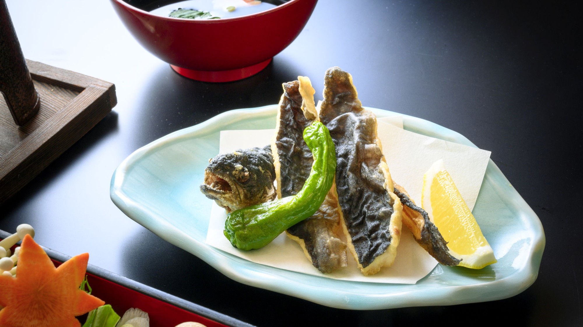 【揚げ物】川魚を使用した唐揚げ。骨まで美味しく食べられます（一例）。