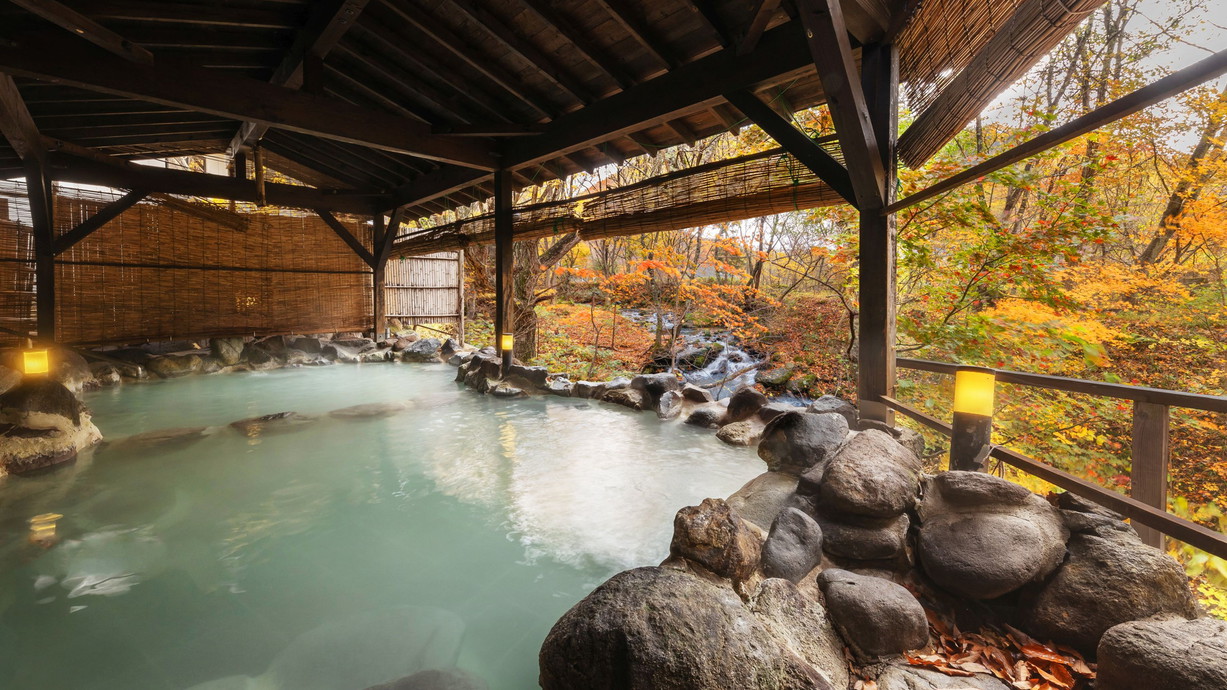 【かわせみの湯／大露天風呂】秋は紅葉を愛でながら。