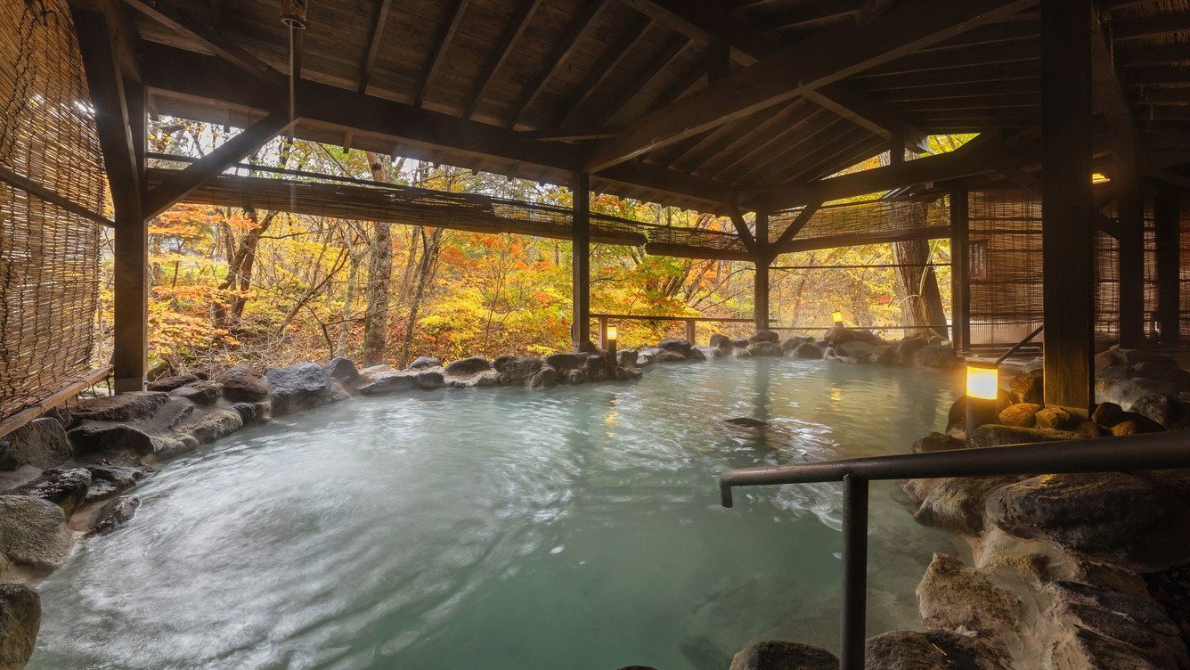 【かわせみの湯／大露天風呂】ボナリの森自慢のお風呂で、日ごろの疲れを癒してください。