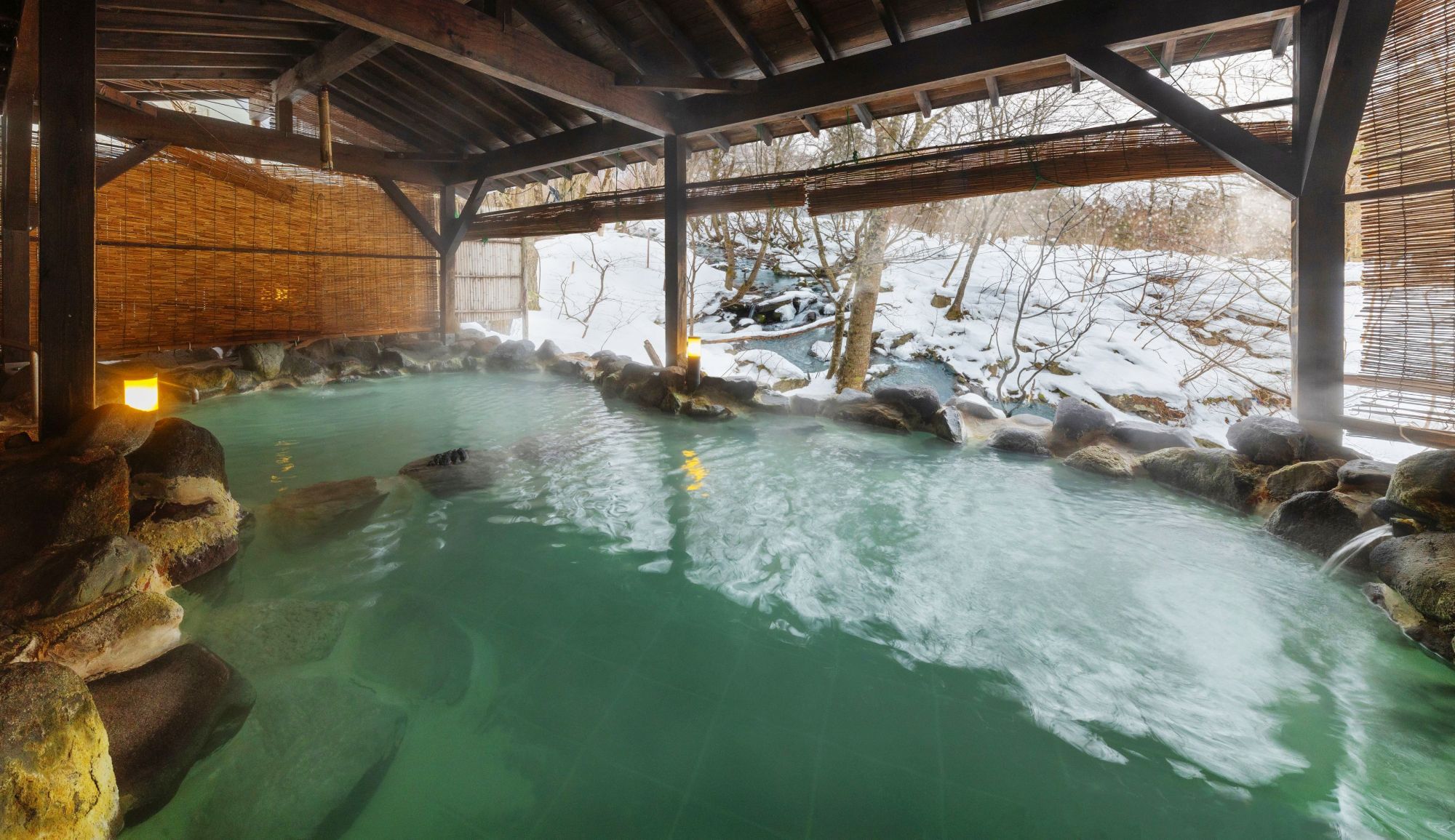 【冬のかわせみの湯】雪見風呂と渓流のせせらぎを感じる極上の湯浴みを。