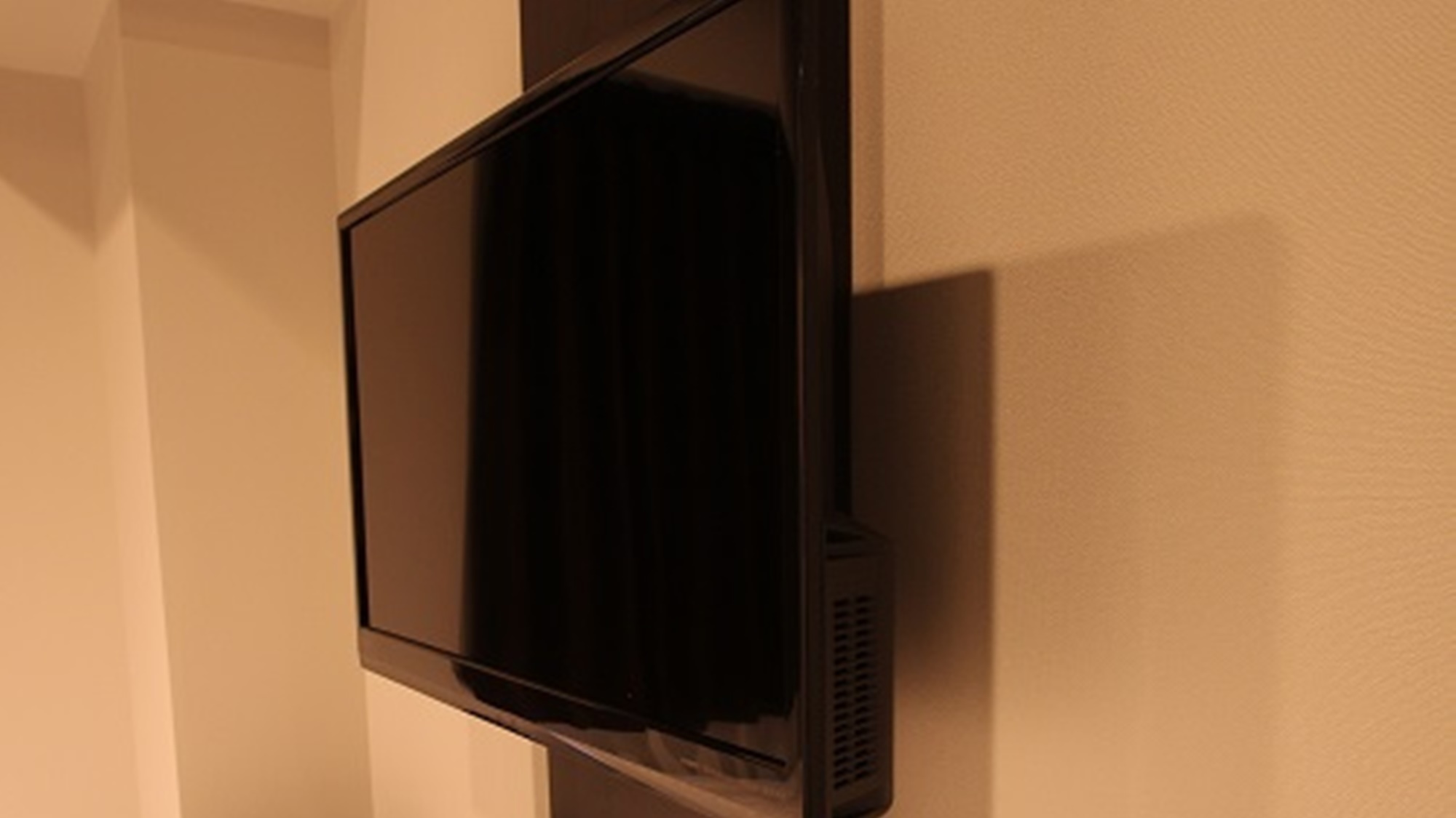 テレビ｜壁かけタイプのテレビ。ベッドで寛ぎながらお楽しみいただけます