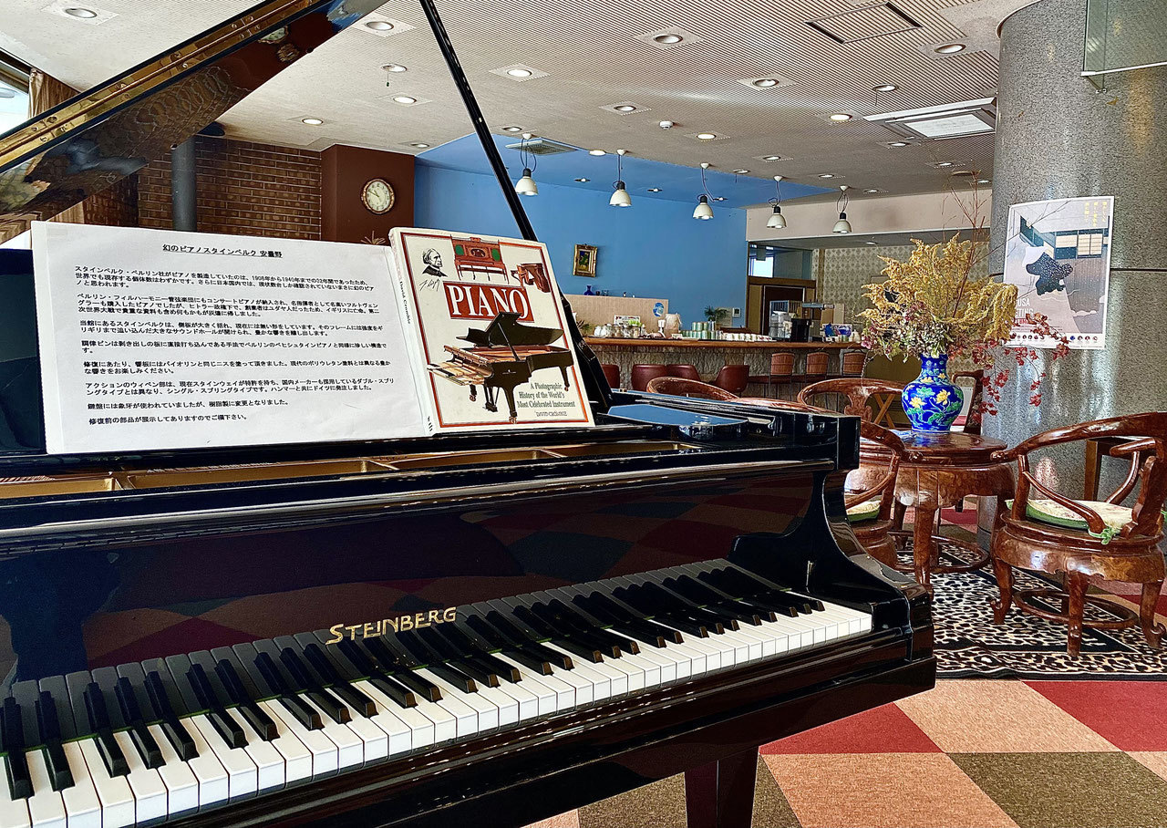 当館ロビーあった１台の古いピアノ。     調べてみると、  昭和9年に長野県の小学校に寄贈された 
