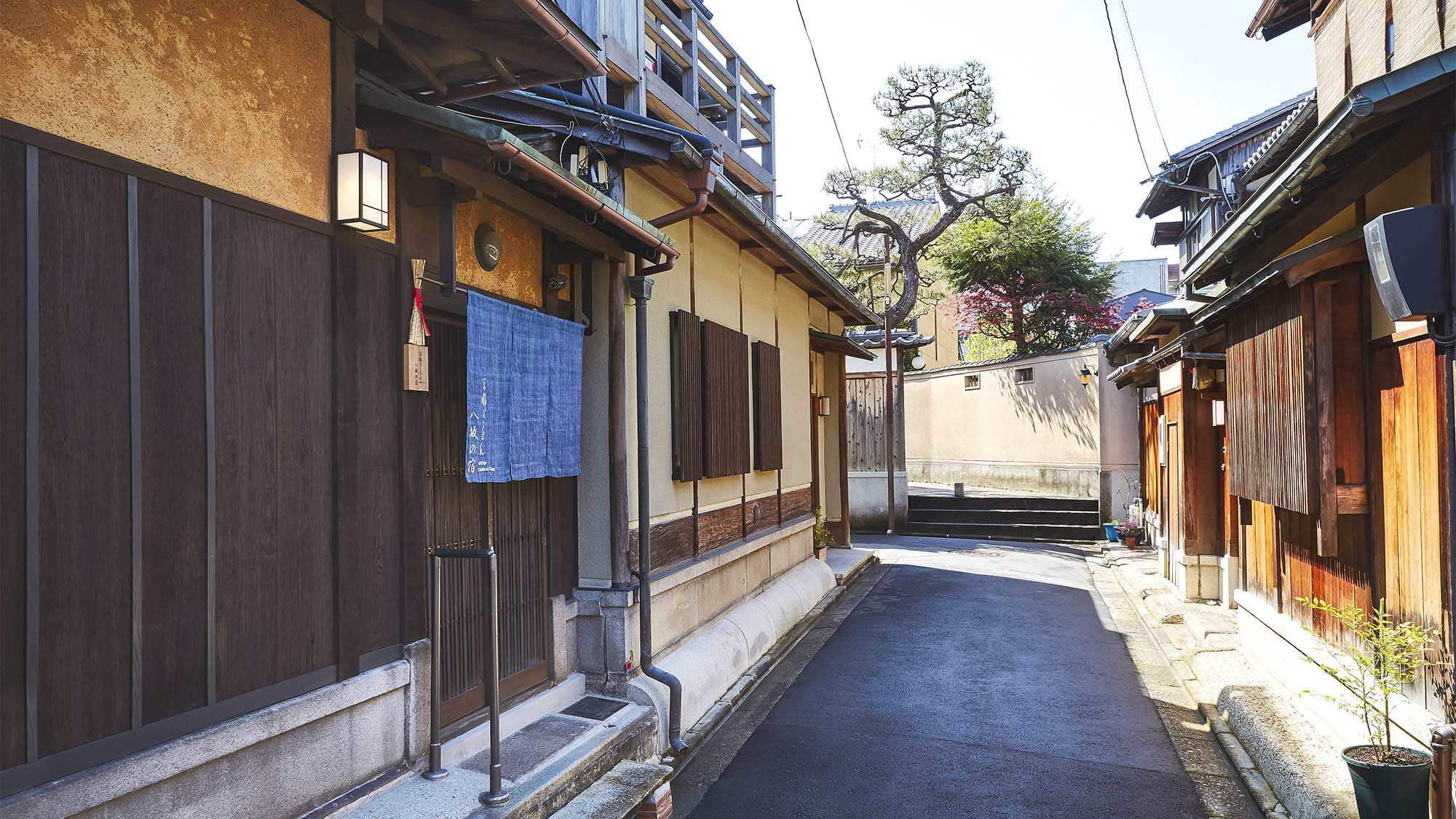 ・【外観】京都の歴史を感じる細い小道の中に佇む一棟貸切のお宿