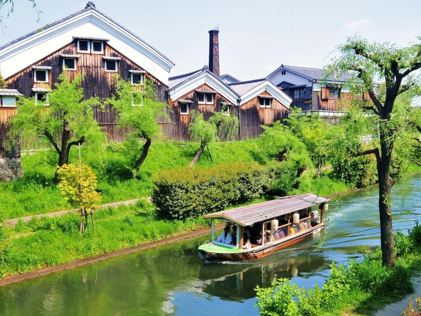 川沿いは夏は涼しく、春は桜でいっぱい。どのシーズンも良い雰囲気を楽しめます♪