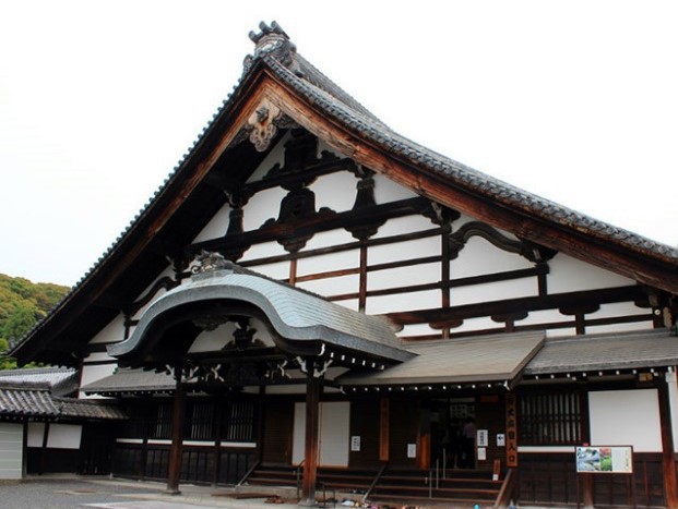 【東福寺】まで4駅。境内に約2000本の楓があり、紅葉の名所として有名です♪「鳥羽街道駅」下車