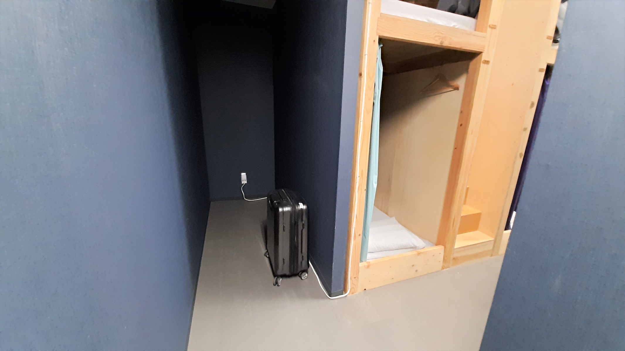 大型荷物置き場（男女混合ドミトリー 26人部屋）