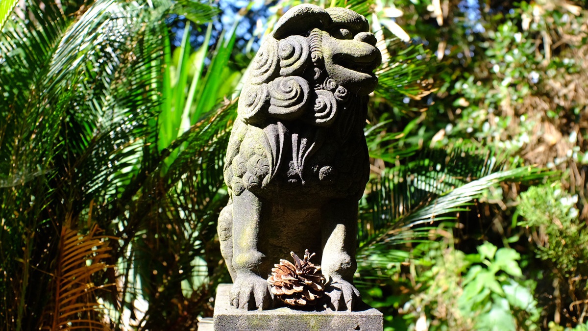 *烏帽子山／途中の神社でお参りしながら約30分のハイキング