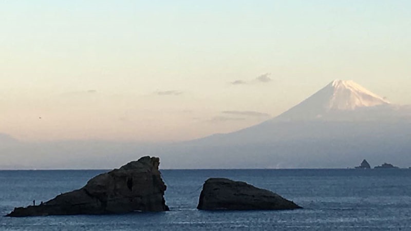 *海岸より富士山を望む