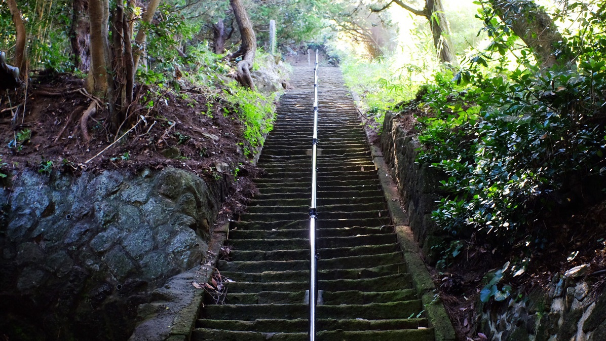 *烏帽子山／階段を一段ずつ登り山頂へ