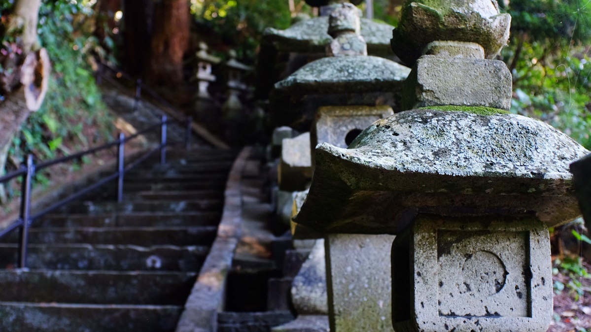 *烏帽子山／途中の神社でお参りしながら約30分のハイキング