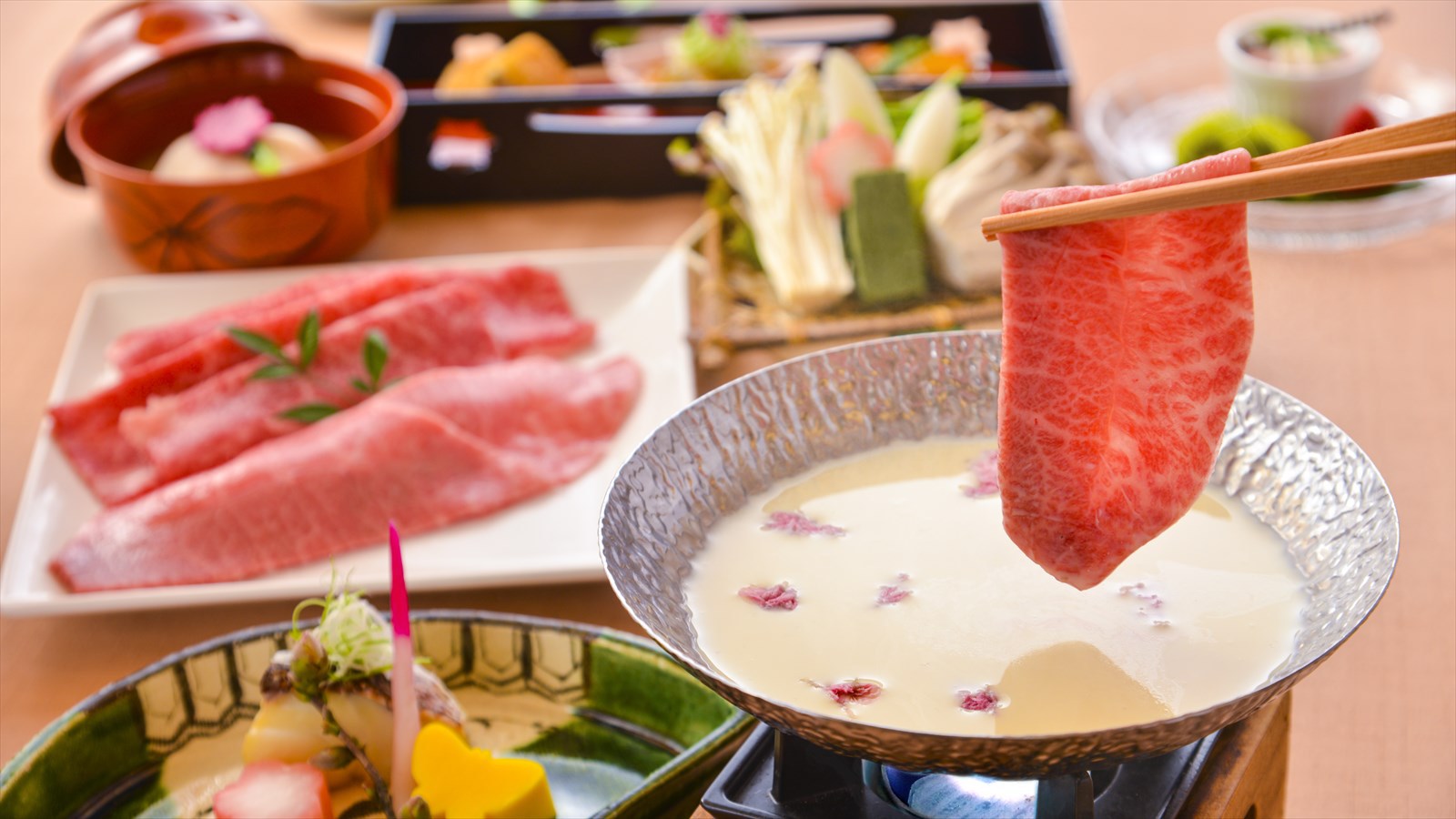 『近江牛』のみすじ肉とロース肉を豆乳しゃぶしゃぶ