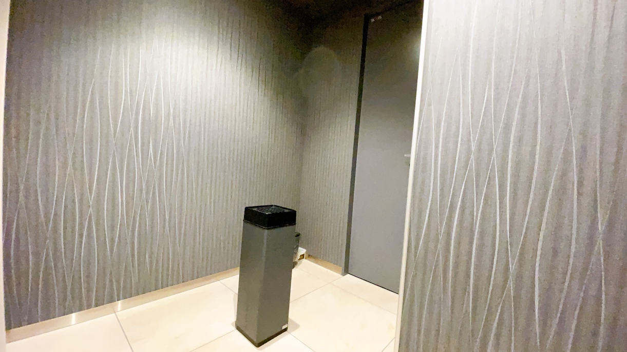 【2階喫煙所】当館は全室禁煙でございます。