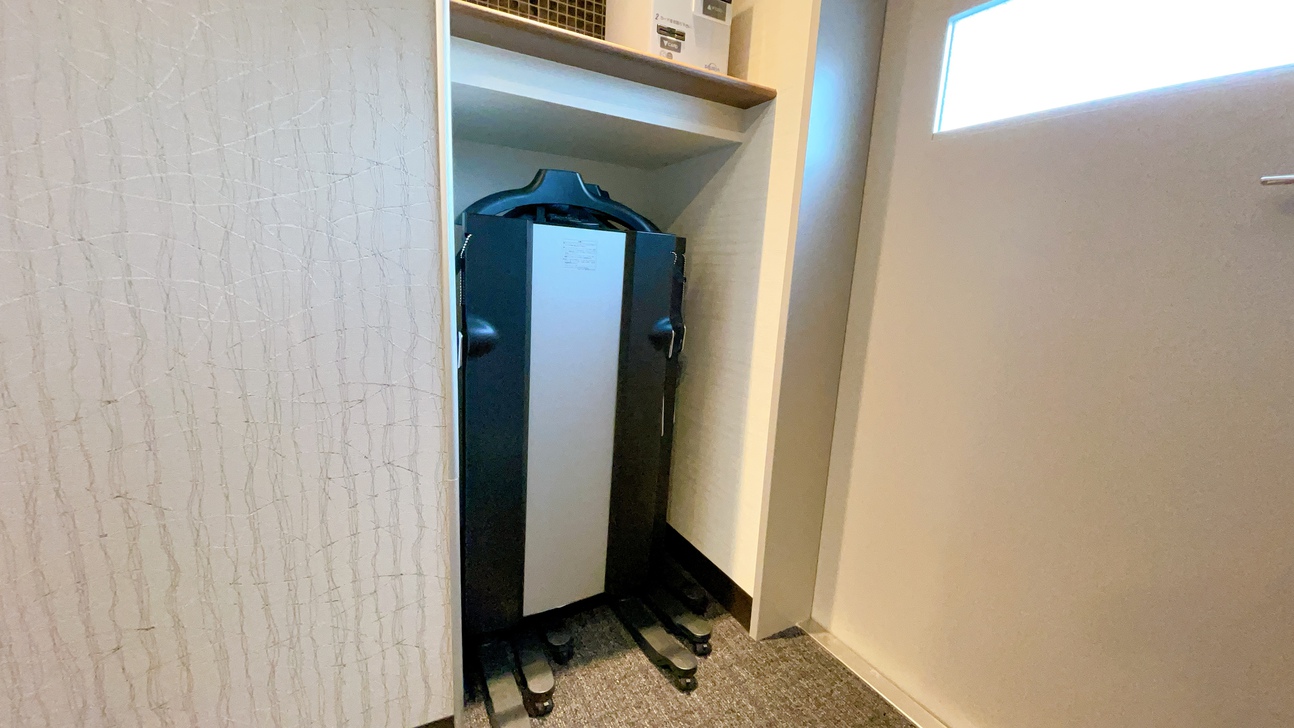 【ズボンプレッサー】各階のエレベーターホールにご用意がございます。