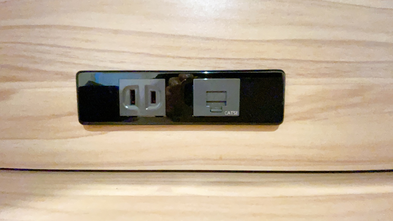 【LANポート】LANケーブルもお部屋にご用意がございます。