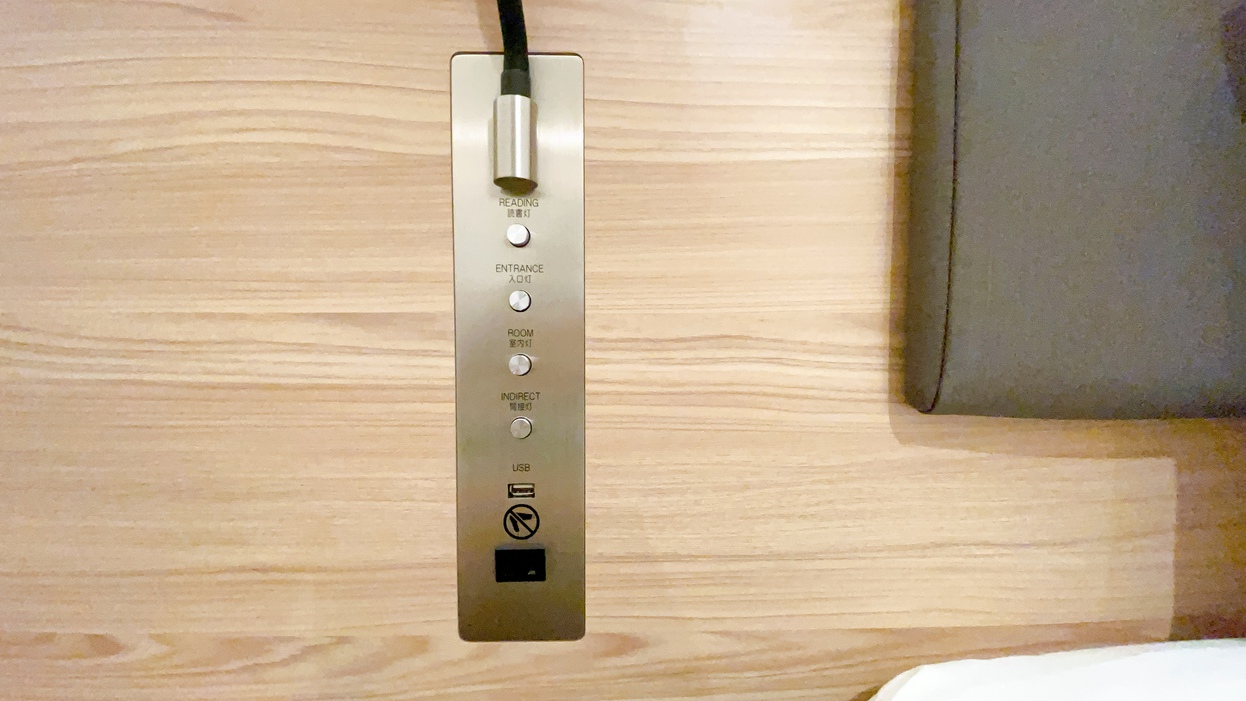 【ベッドボード】USBコードで充電可能です。