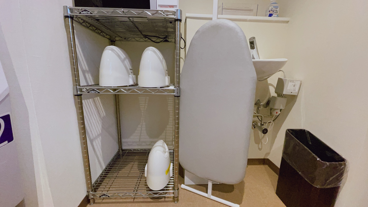 【2階ランドリーコーナーアイロン&アイロン台】