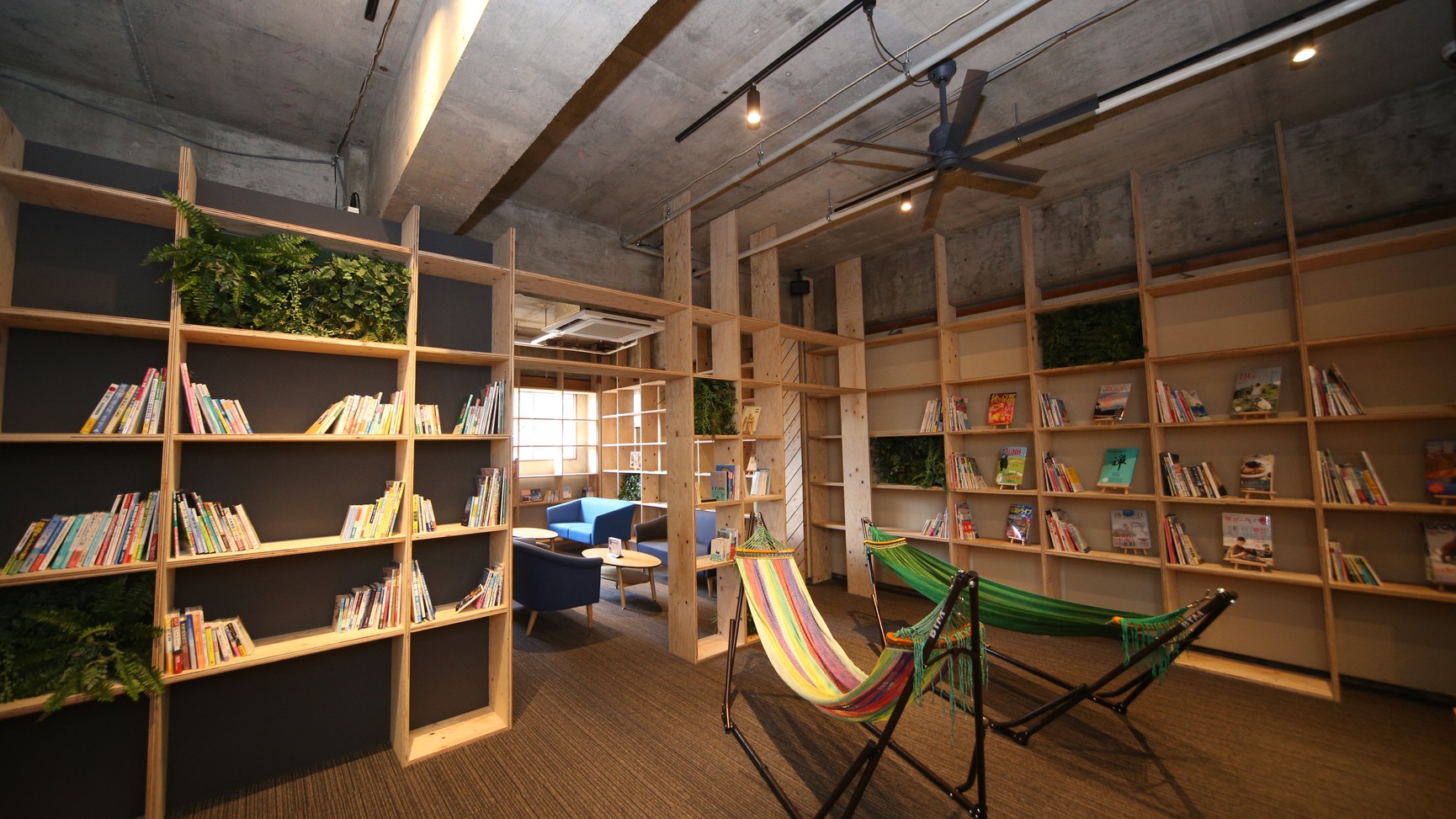 Travel Book cafe＜2F＞